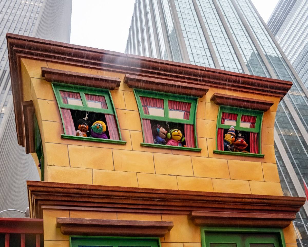 SEE IT: Spectators brave the rain to watch 98th annual Macy's Thanksgiving Day Parade 13