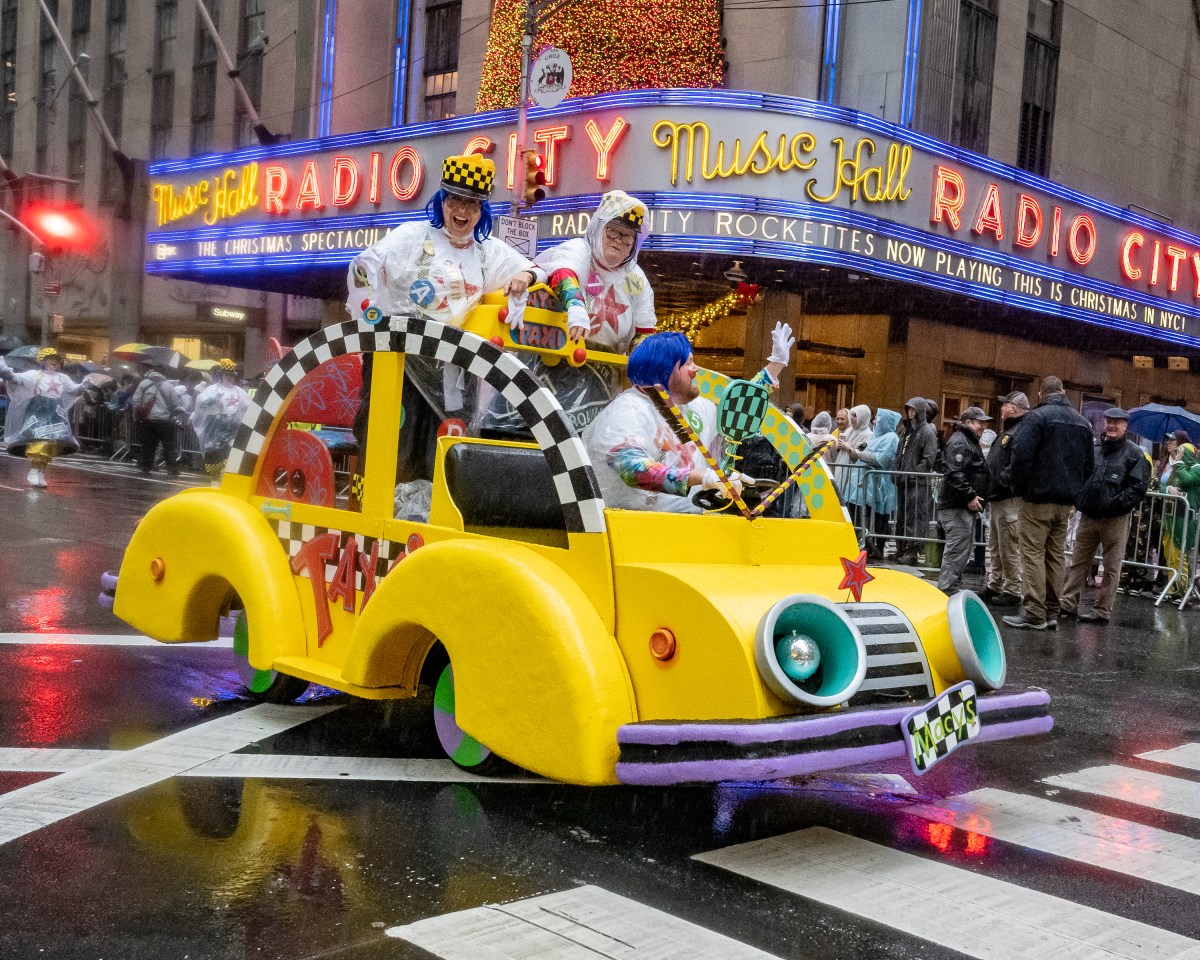 SEE IT: Spectators brave the rain to watch 98th annual Macy's Thanksgiving Day Parade 15