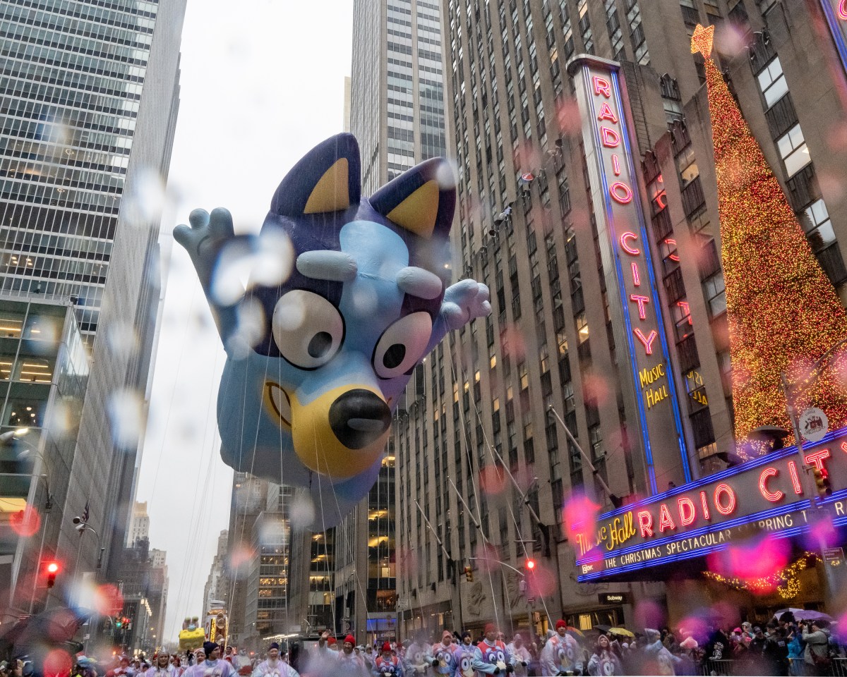 SEE IT: Spectators brave the rain to watch 98th annual Macy's Thanksgiving Day Parade 16