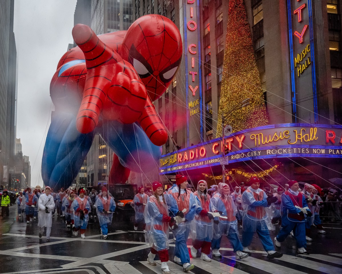 SEE IT: Spectators brave the rain to watch 98th annual Macy's Thanksgiving Day Parade 18