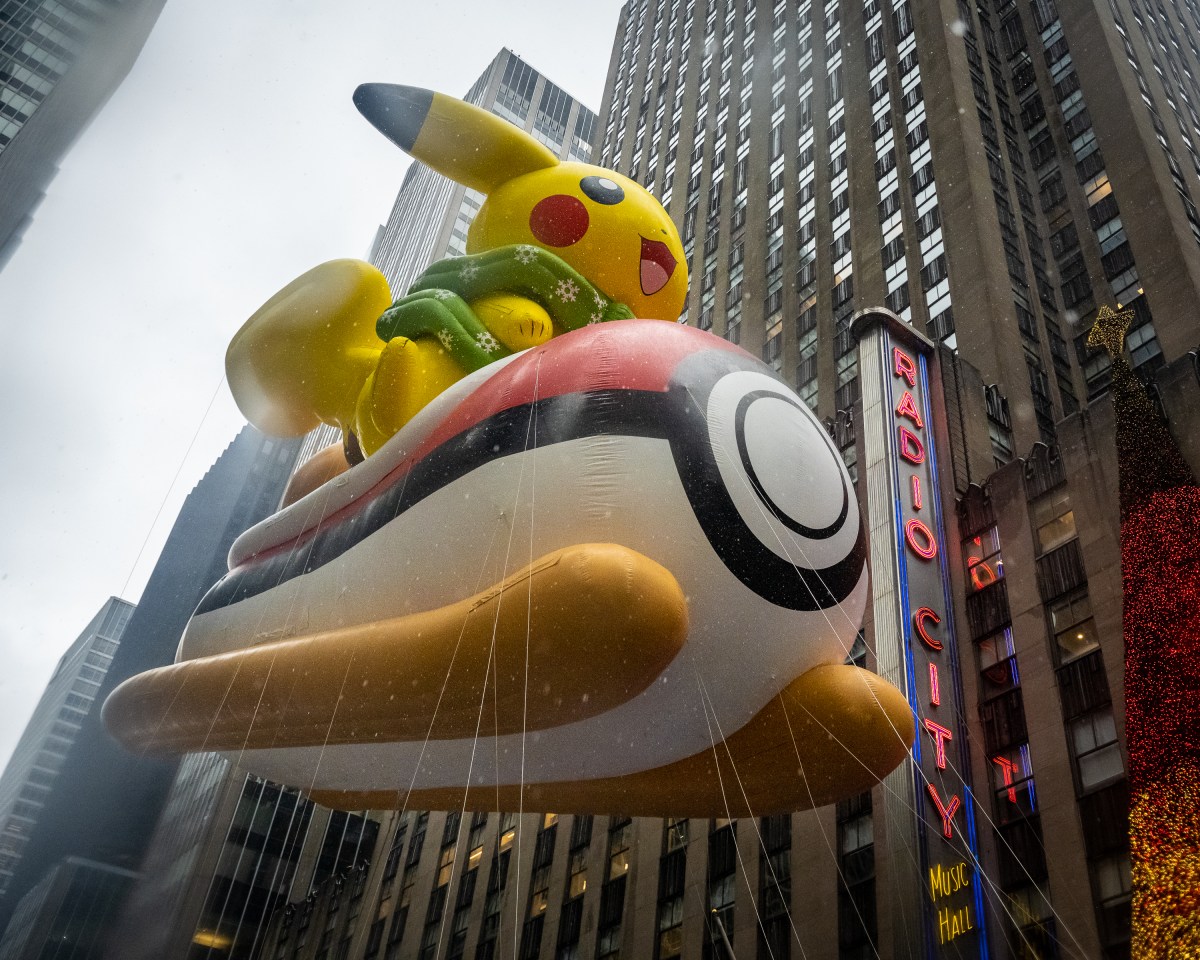 SEE IT: Spectators brave the rain to watch 98th annual Macy's Thanksgiving Day Parade 6