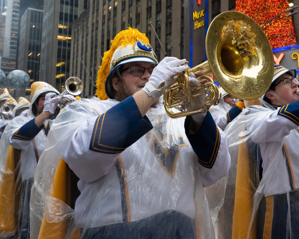 SEE IT: Spectators brave the rain to watch 98th annual Macy's Thanksgiving Day Parade 7