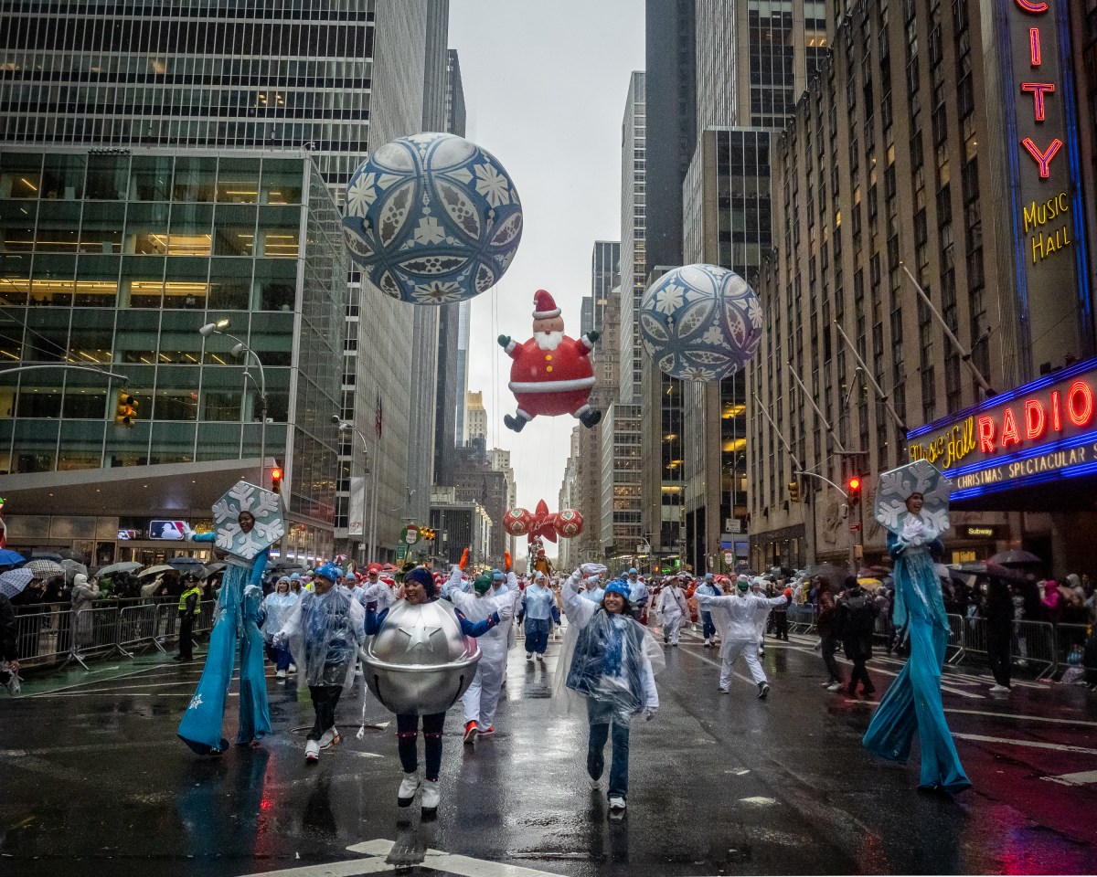 SEE IT: Spectators brave the rain to watch 98th annual Macy's Thanksgiving Day Parade 8