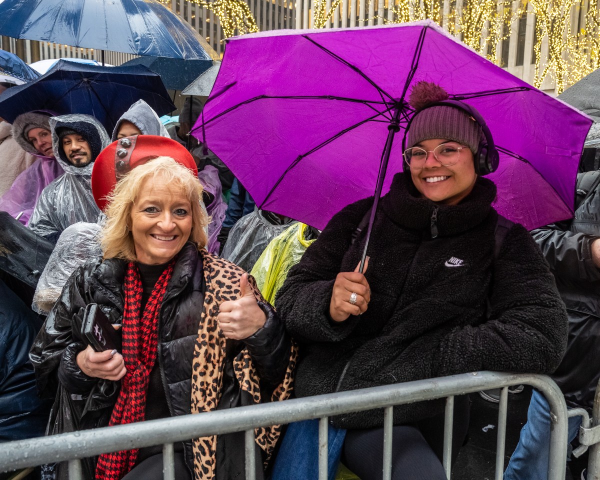 SEE IT: Spectators brave the rain to watch 98th annual Macy's Thanksgiving Day Parade 2