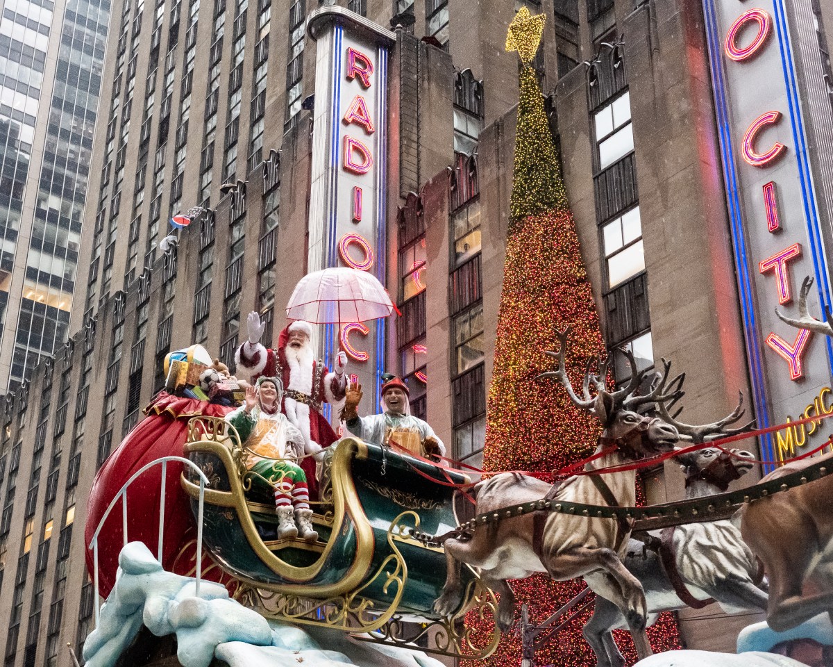 SEE IT: Spectators brave the rain to watch 98th annual Macy's Thanksgiving Day Parade 20