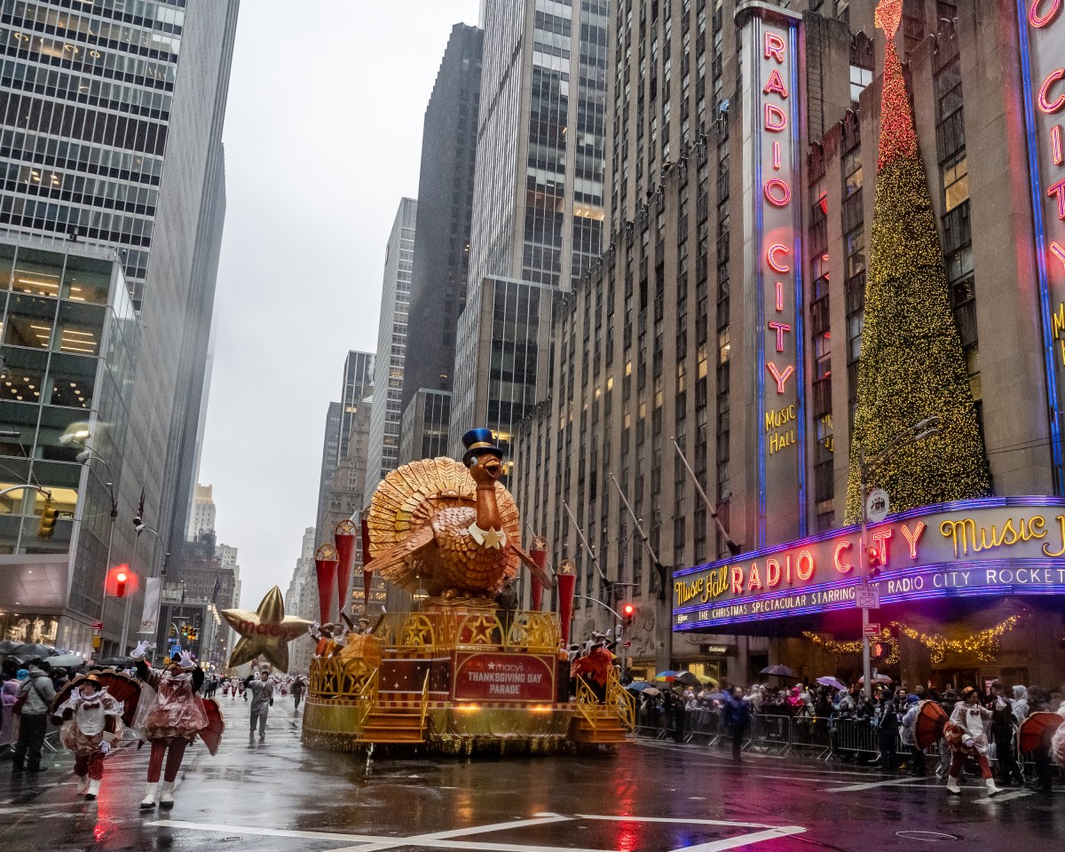 SEE IT: Spectators brave the rain to watch 98th annual Macy's Thanksgiving Day Parade 10