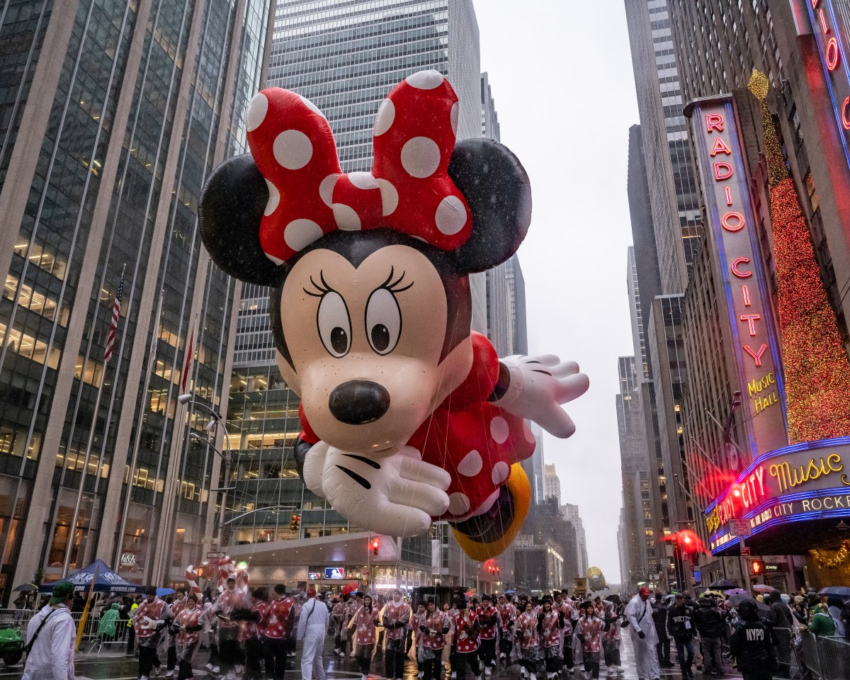 SEE IT: Spectators brave the rain to watch 98th annual Macy's Thanksgiving Day Parade 11