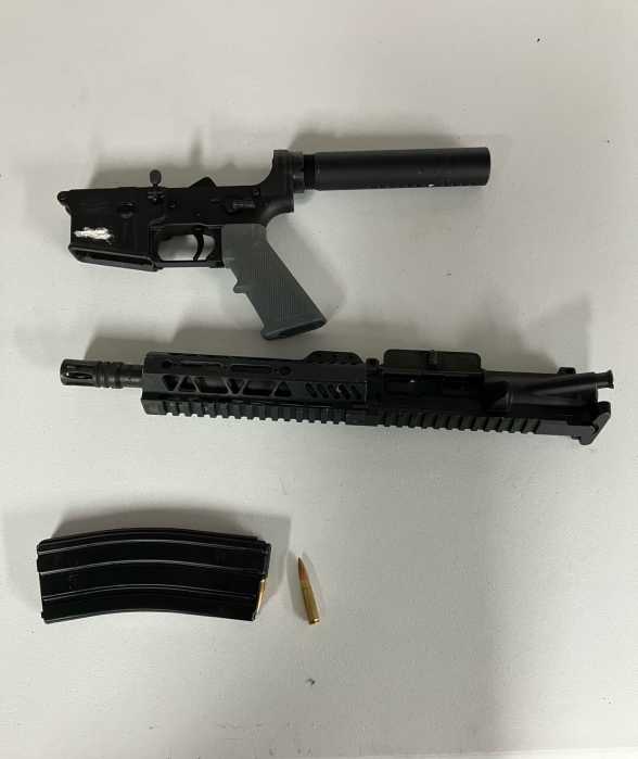 Bronx cops find machine gun-toting man inside subway tunnel 8 Machine gun found in man's possession in Bronx subway tunnel