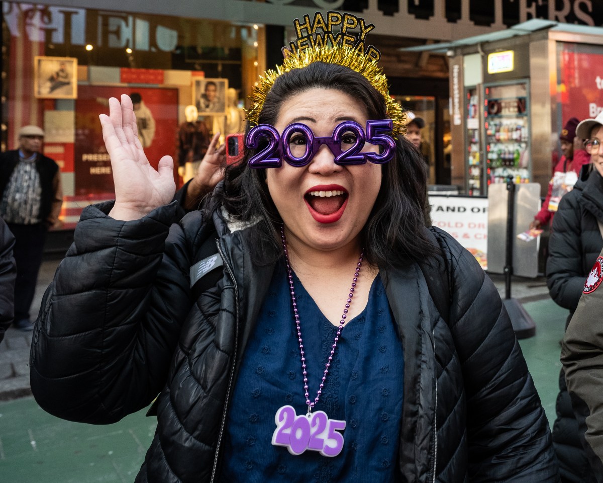 Iconic '2025' numerals arrive in Times Square, starting the countdown to the New Year 5