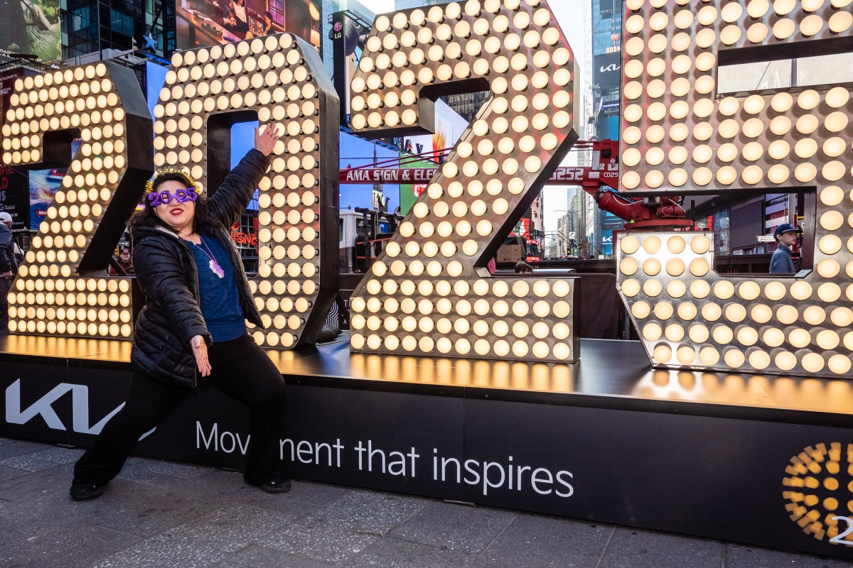 Iconic '2025' numerals arrive in Times Square, starting the countdown to the New Year 7