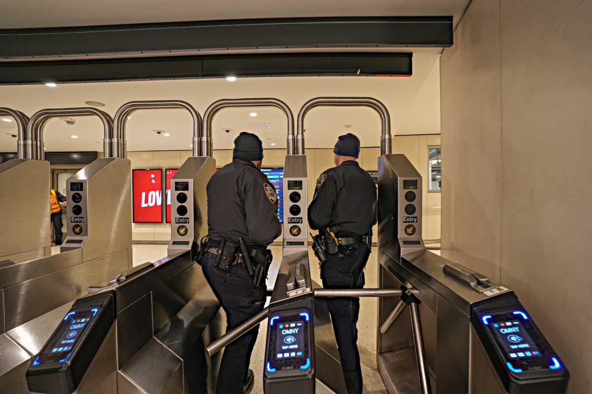 Woman slashes man on 2 train in the Bronx: cops 1 NYPD officers at subway turnstile