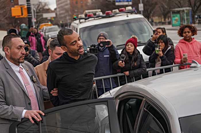 Bronx teen stabbing: Suspect accused of killing has long rap sheet and history of mental illness, law enforcement says 6 Bronx stabbing suspect yells at press