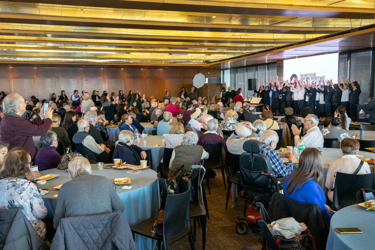Holocaust Remembrance Day memorial event in Manhattan brings 200 survivors together, 80 years later: 'I still feel the pain of it' 1 Hundreds at Holocaust Remembrance Day event in Manhattan