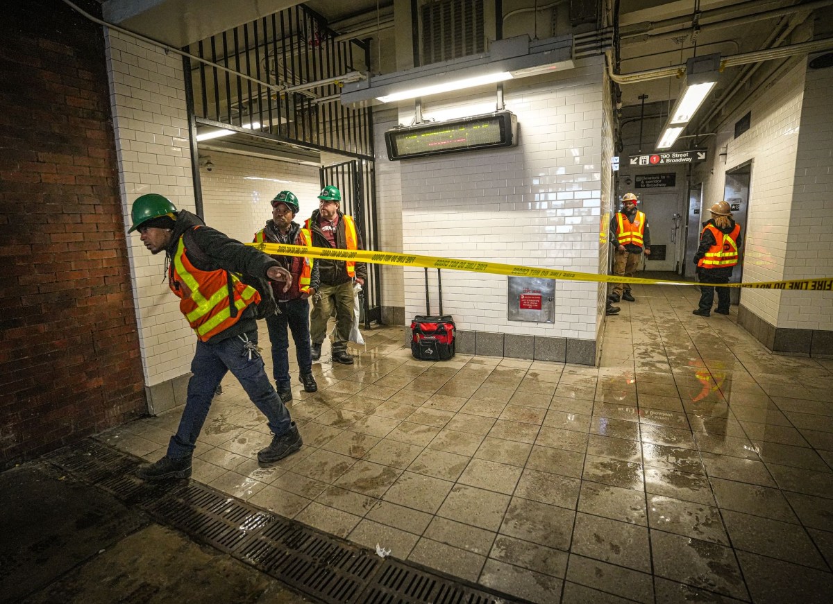 Heavy smoke leaves 18 injured in Washington Heights subway after train strikes object 3