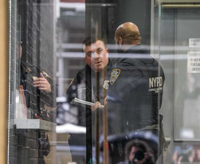 Barefoot suspect stabbed man in Manhattan apartment before fleeing onto snow-covered streets: cops 2 Cops investigate scene where Manhattan man was stabbed by barefoot suspect