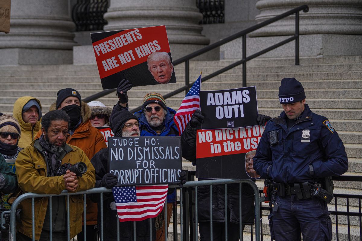 Mayor Adams indictment: Federal judge to deliberate after hearing arguments over Trump DOJ's motion to dismiss case 3 Protesters at Mayor Adams court hearing