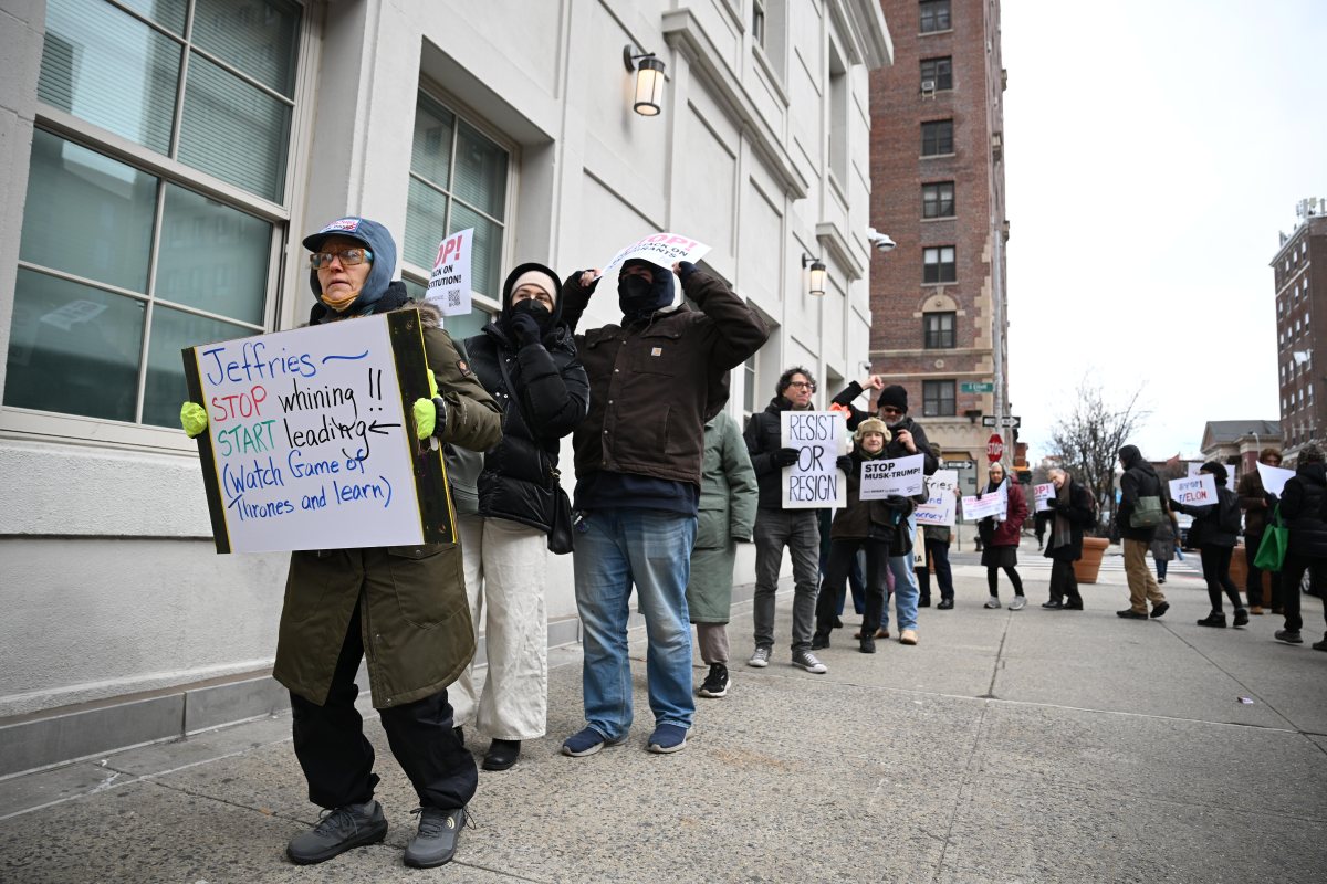 Protesters call on Hakeem Jeffries in Brooklyn to do more to resist Trump administration 3