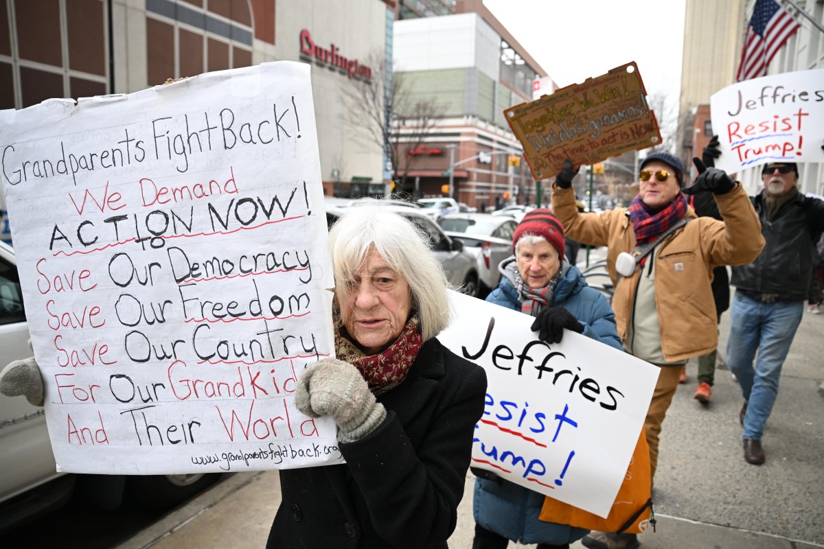 Protesters call on Hakeem Jeffries in Brooklyn to do more to resist Trump administration 7