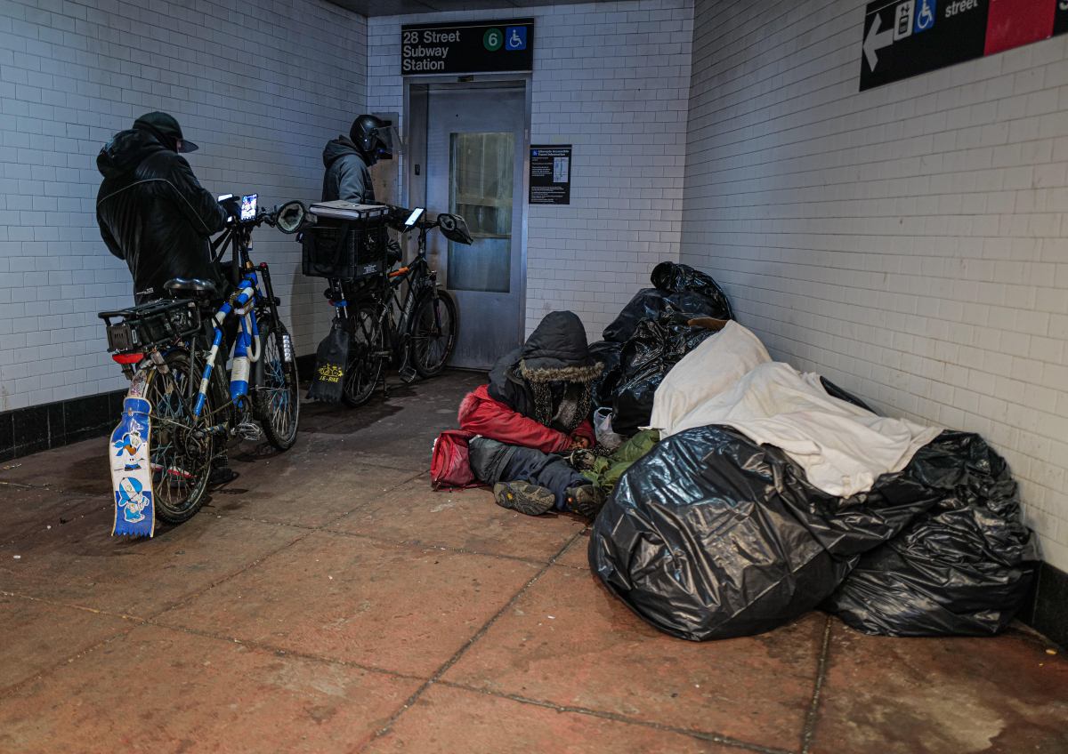 'Everyone feels unsafe': Homeless continue to make beds on rush hour subway trains as NYPD vows to address underground issues 5
