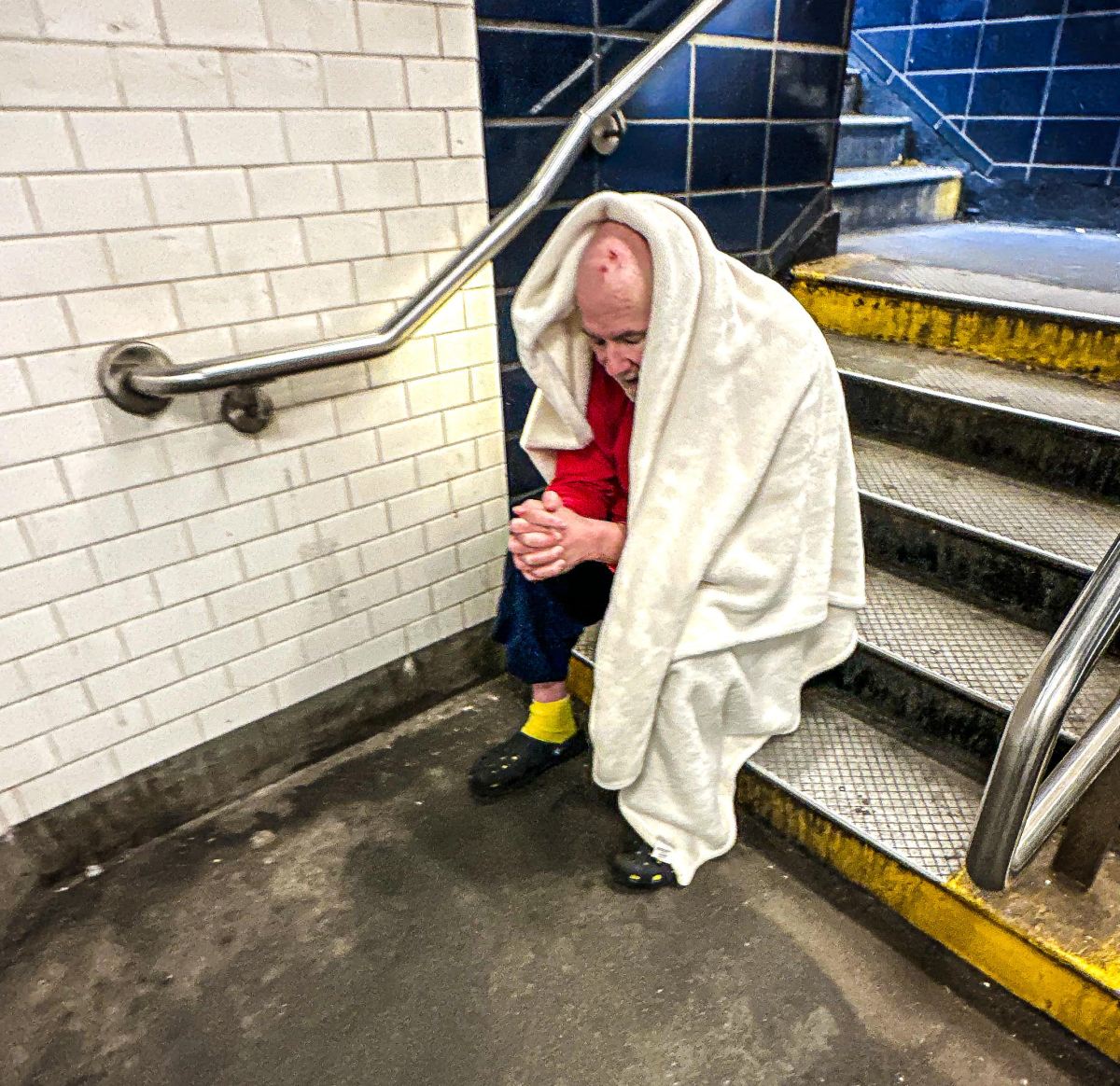'Everyone feels unsafe': Homeless continue to make beds on rush hour subway trains as NYPD vows to address underground issues 4