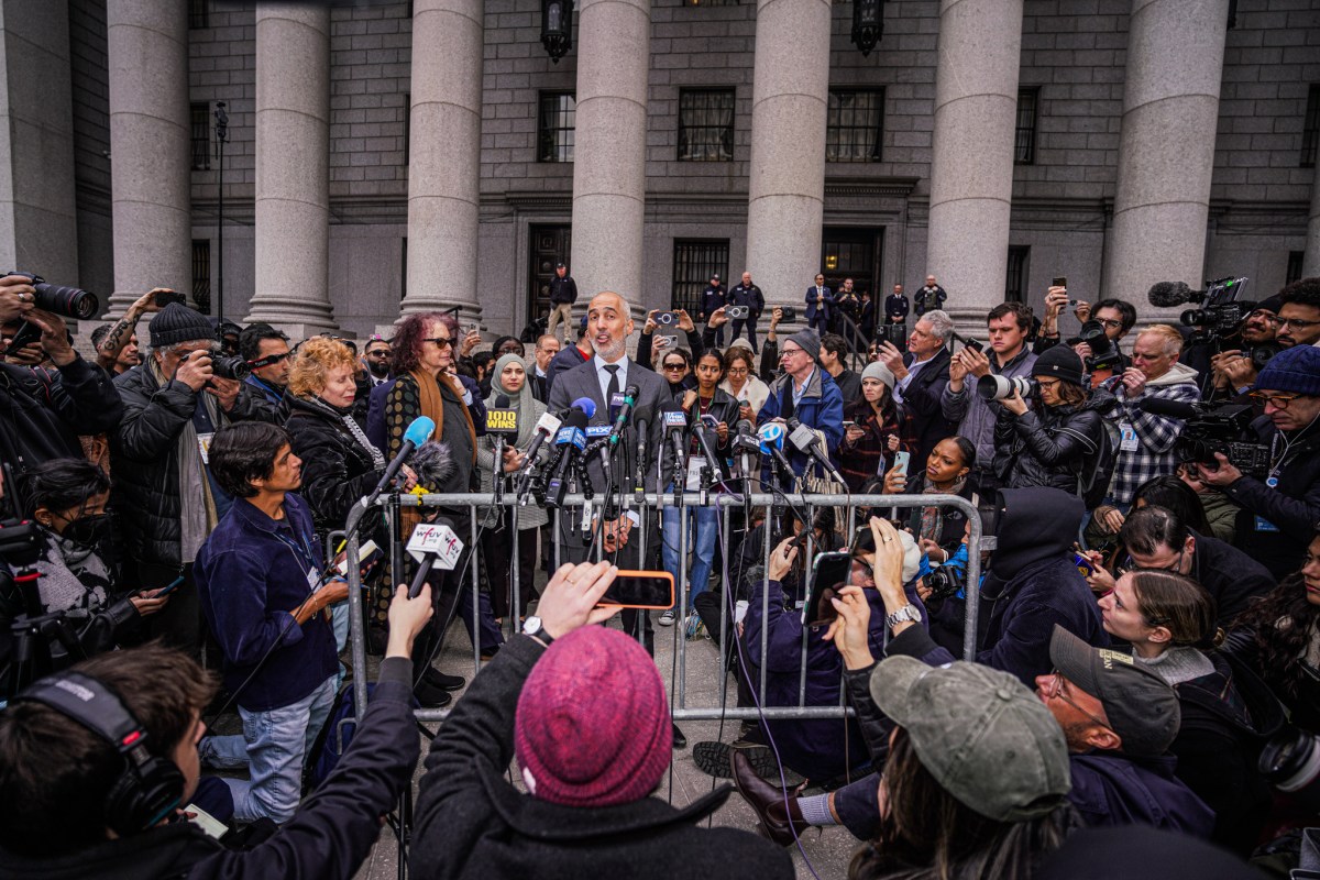Mahmoud Khalil to remain in ICE custody as hundreds converge upon Lower Manhattan courthouse for hearing 8