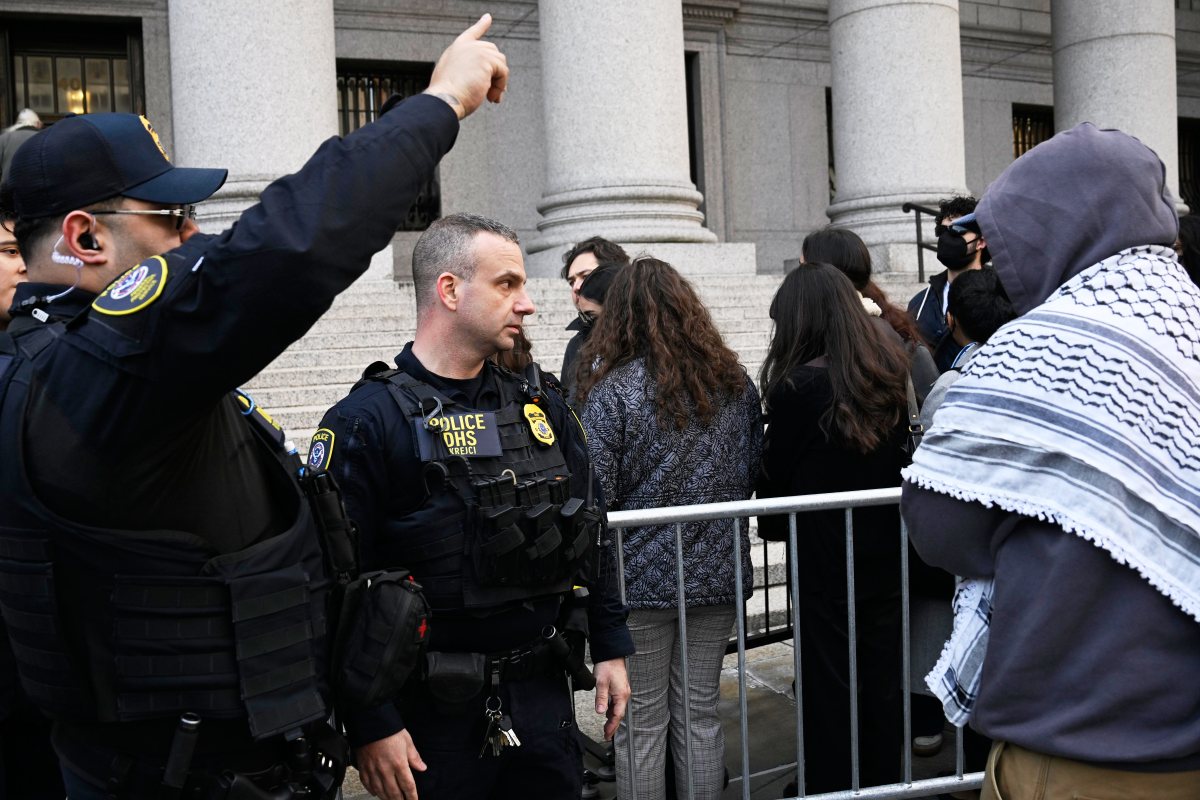 Mahmoud Khalil to remain in ICE custody as hundreds converge upon Lower Manhattan courthouse for hearing 4