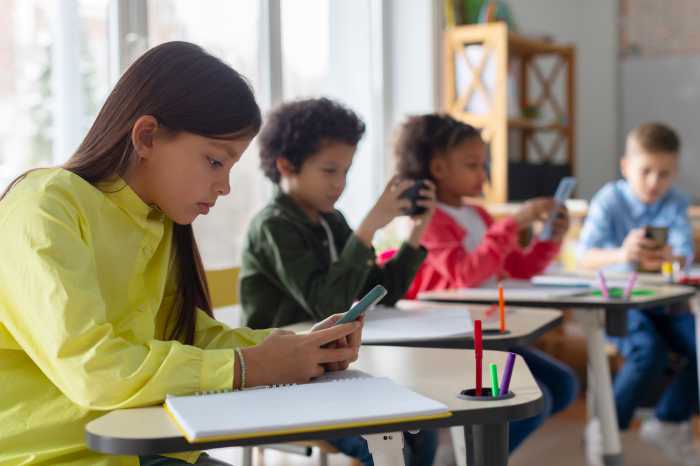 Op-ed | We need a true ‘bell-to-bell’ cell phone ban in schools—with no exceptions 3 Students on cell phones in schools