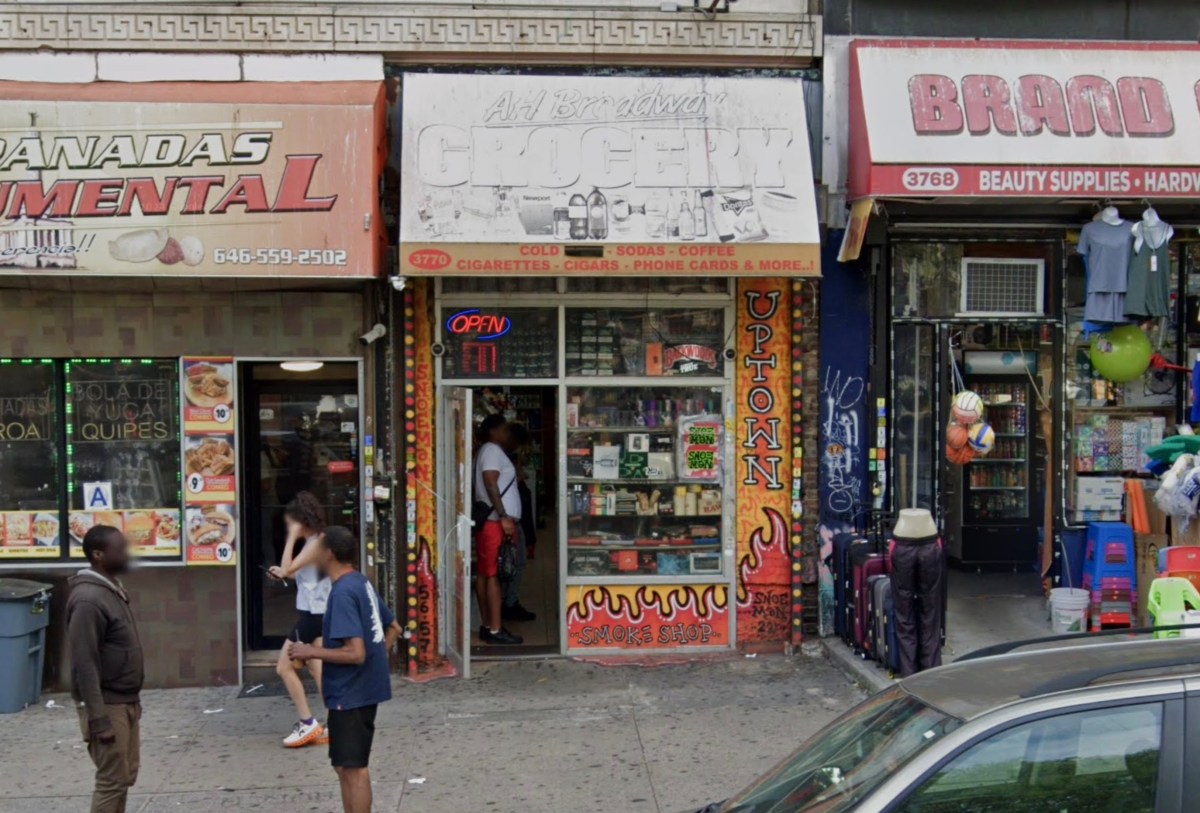 Masked armed men in Manhattan wanted for violent robbery at grocery store 2 Scene of Manhattan robbery involving masked men