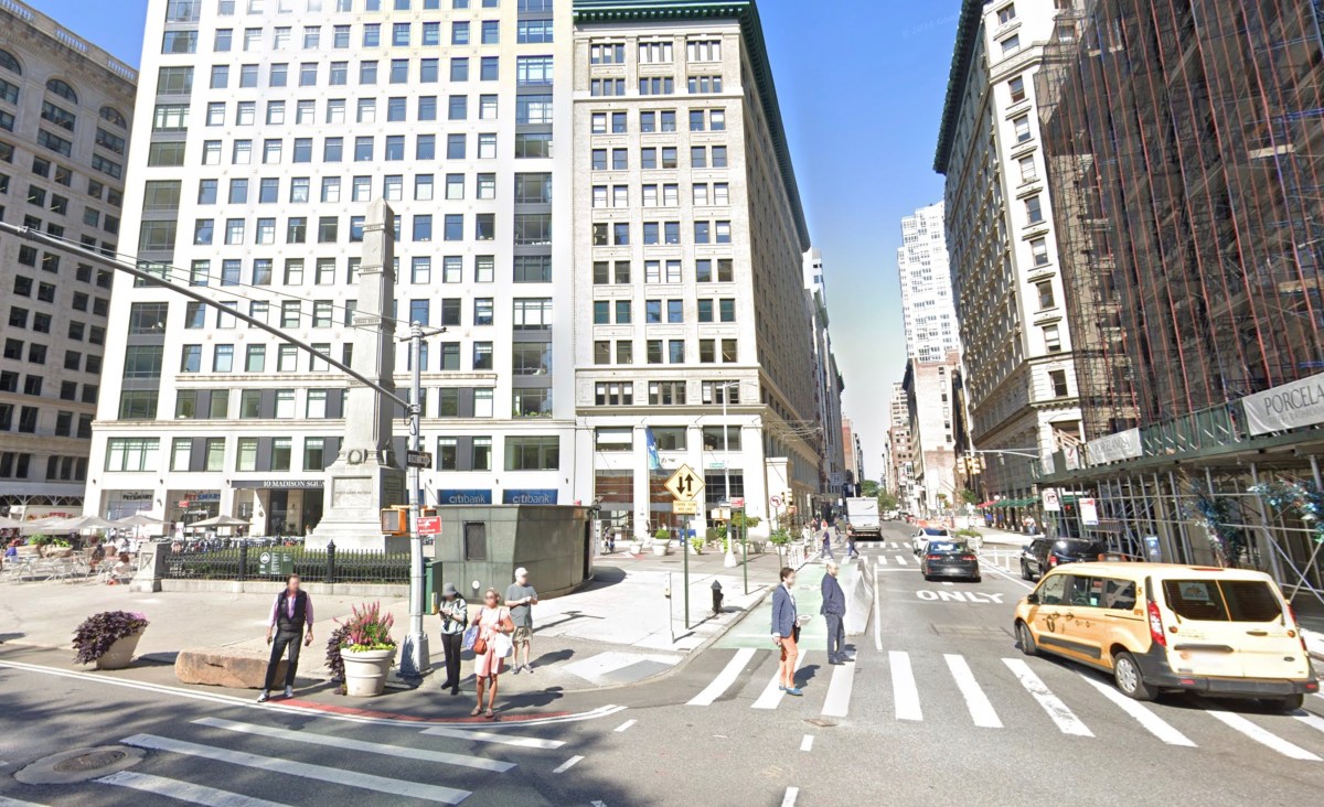 Manhattan stabbing suspect who attacked man sitting on park bench sought 2 Scene of Manhattan stabbing