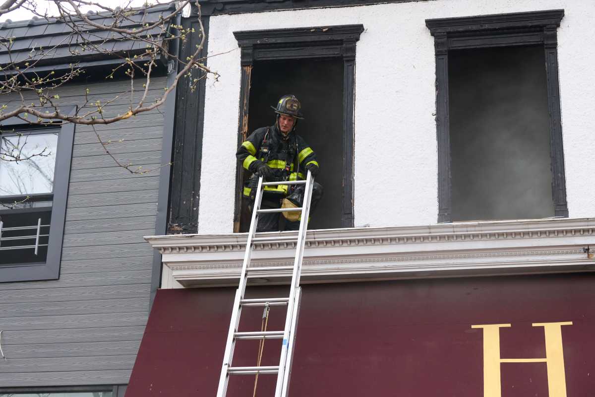 Fire tears through longtime Queens bar, FDNY battles flames for nearly two hours 2