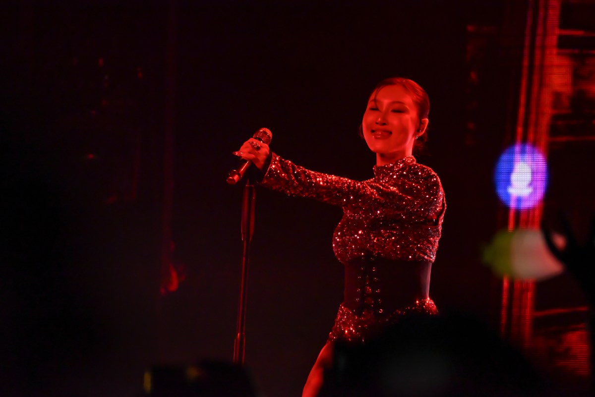 It’s Hwasa Time! K-Pop singer brings the heat, selling out Brooklyn show 2 Hwasa performs in Brooklyn.