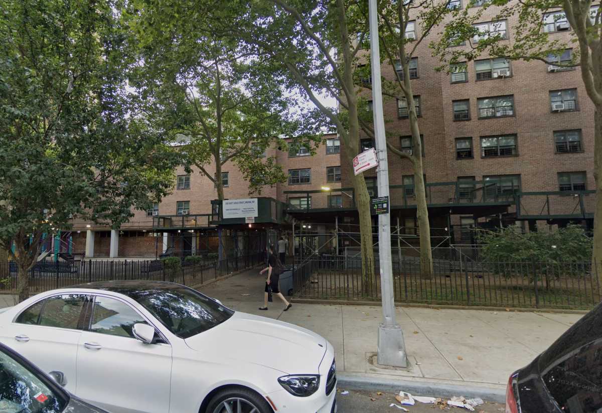 Bronx double shooting on Easter Sunday leaves one man dead, another hospitalized 2 Scene of Bronx shooting