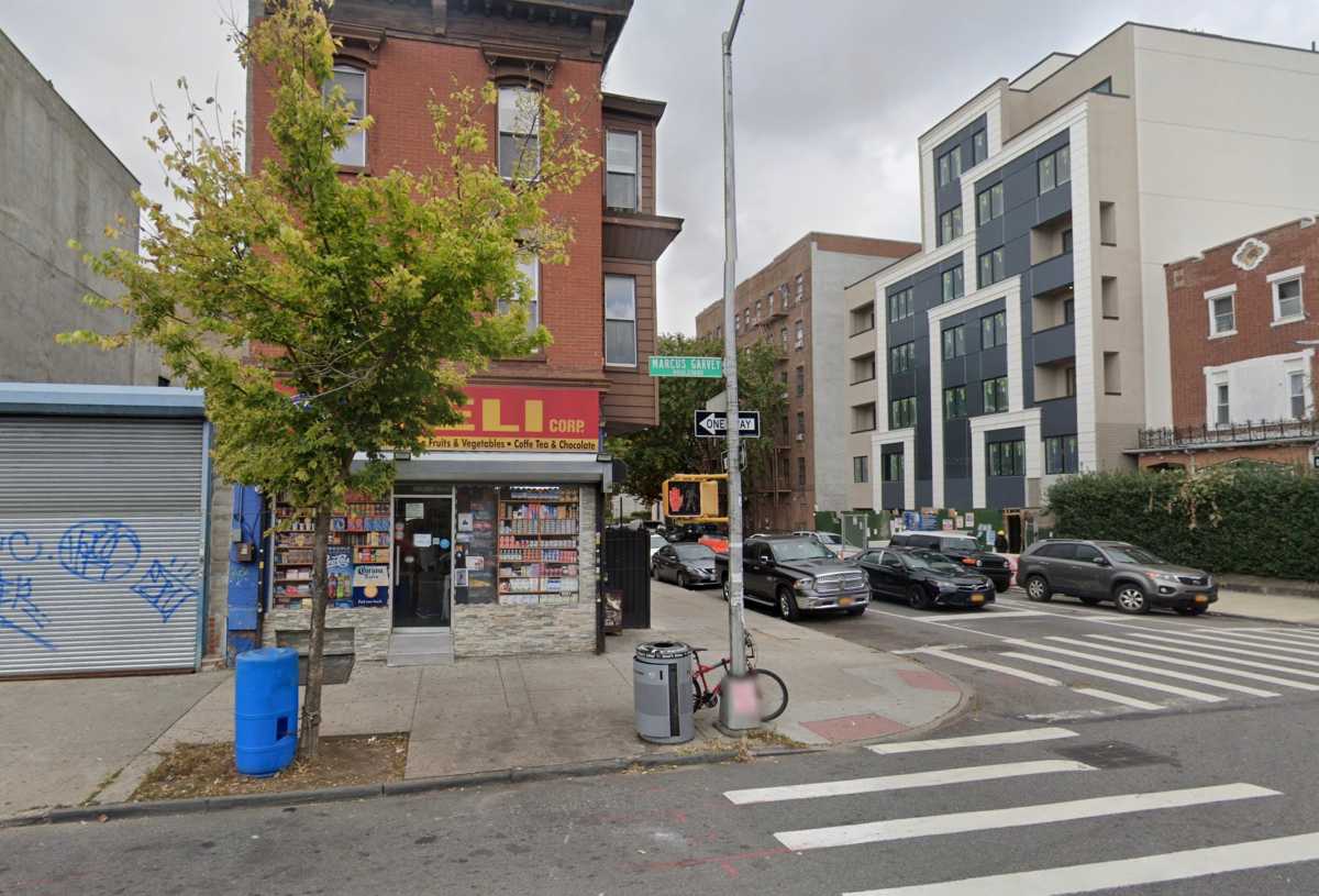 Fake cops in Brooklyn stick up deli during morning robbery 2 Scene of Brooklyn robbery where fake cops struck