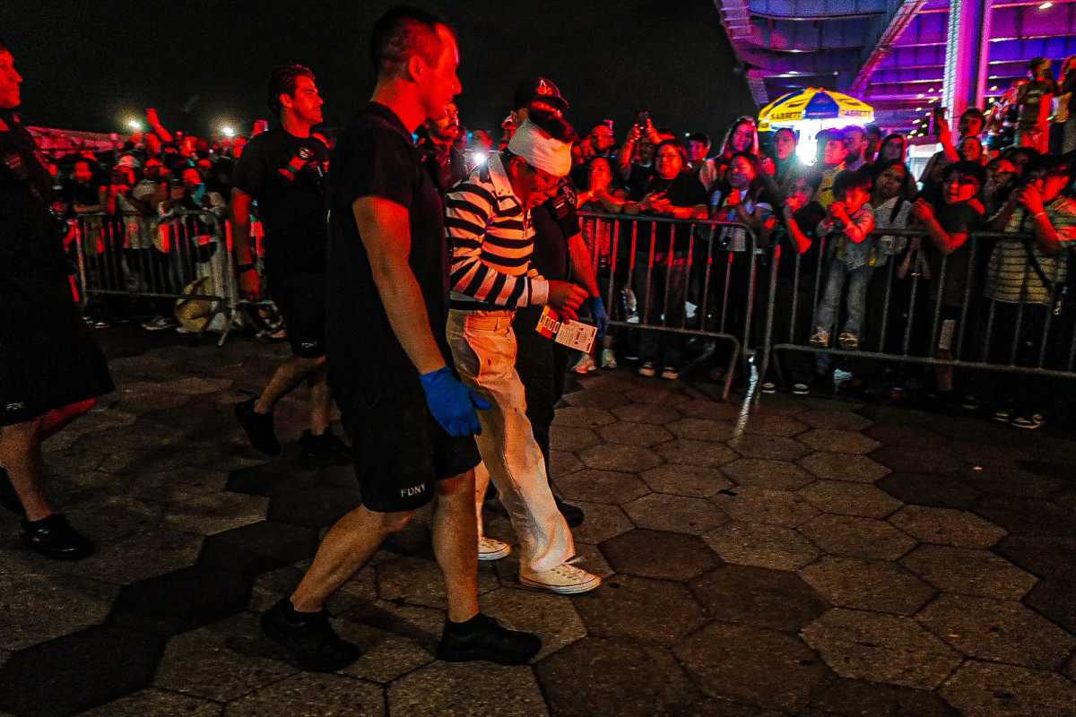 Ship crashes into the Brooklyn Bridge, leaving two dead 8