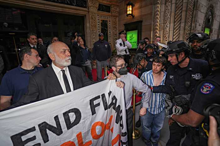 Midtown protesters clash with conservative gala attendees honoring Trump-loving billionaire