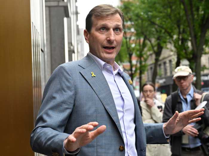 'Gestapo-like behavior': Goldman condemns ICE detentions at NYC court appearances 3 Congress member Dan Goldman speaks about ICE raids