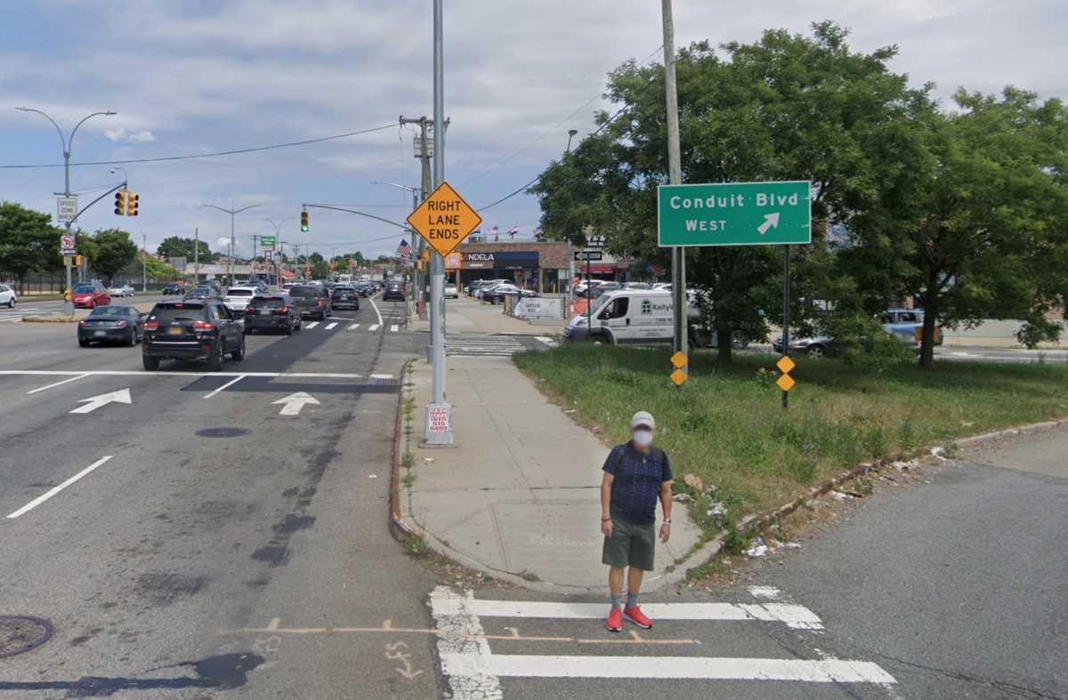 Why DOT is looking to overhaul Conduit Avenue, a major but dangerous Brooklyn-Queens thoroughfare 2 The entrance to the westbound Conduit Avenue (Boulevard) from Cross Bay Boulevard in Queens.