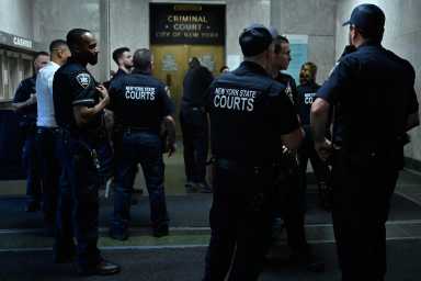 Suspect behind Manhattan Criminal Court stabbing held without bail: DA 23 court officers standing at the Manhattan criminal courthouse where a stabbing recently took place