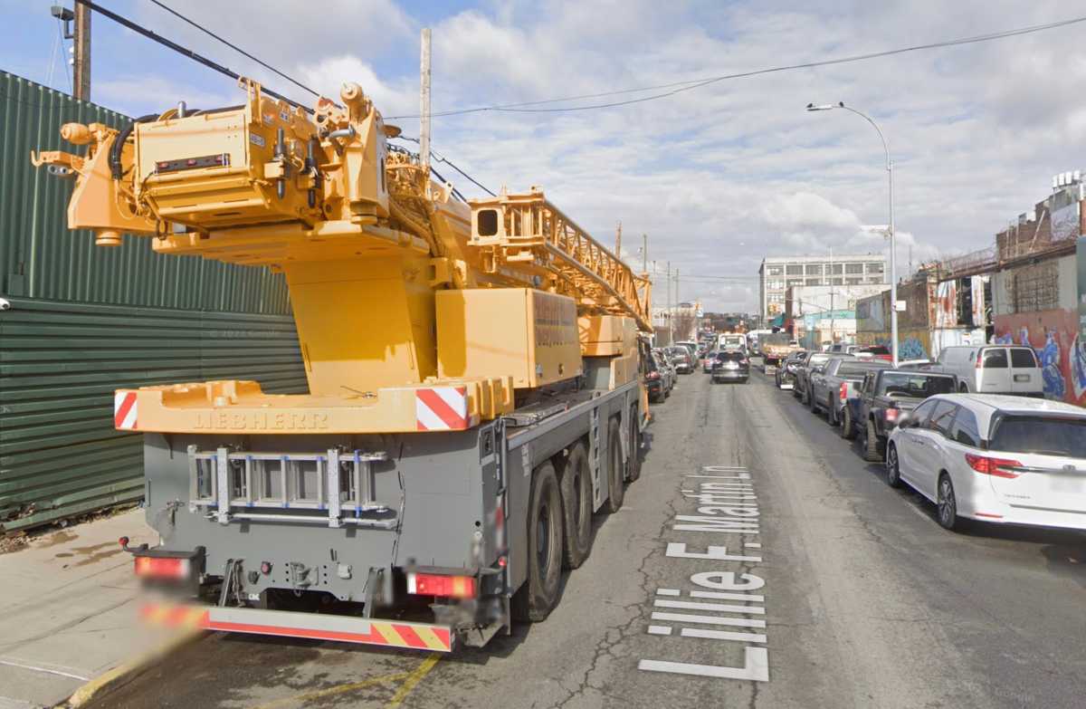 Man found dead inside abandoned ambulance in Brooklyn 2 Scene in Brooklyn where man was found dead
