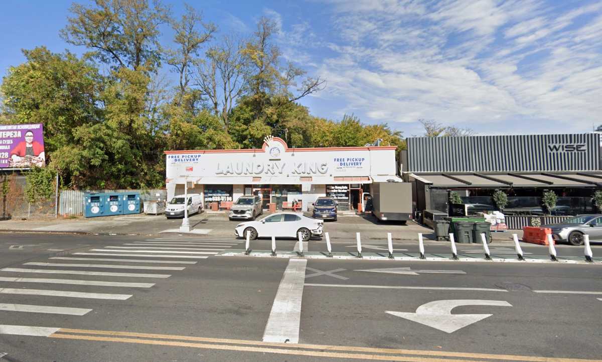 Man stabbed dead, son slashed during fight at Brooklyn laundromat: cops 2 Brooklyn laundromat where man was stabbed dead
