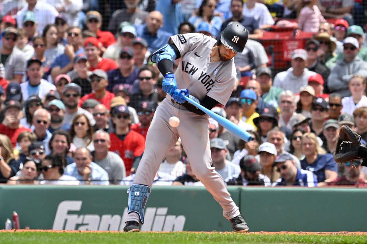 Yankees hitter swinging at bat