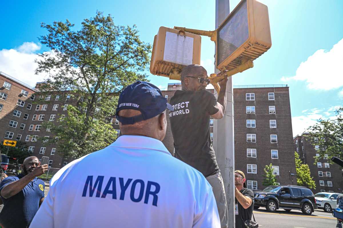 Pulling for votes? Mayor Adams does pull-ups off a Brooklyn street light in social media challenge 3