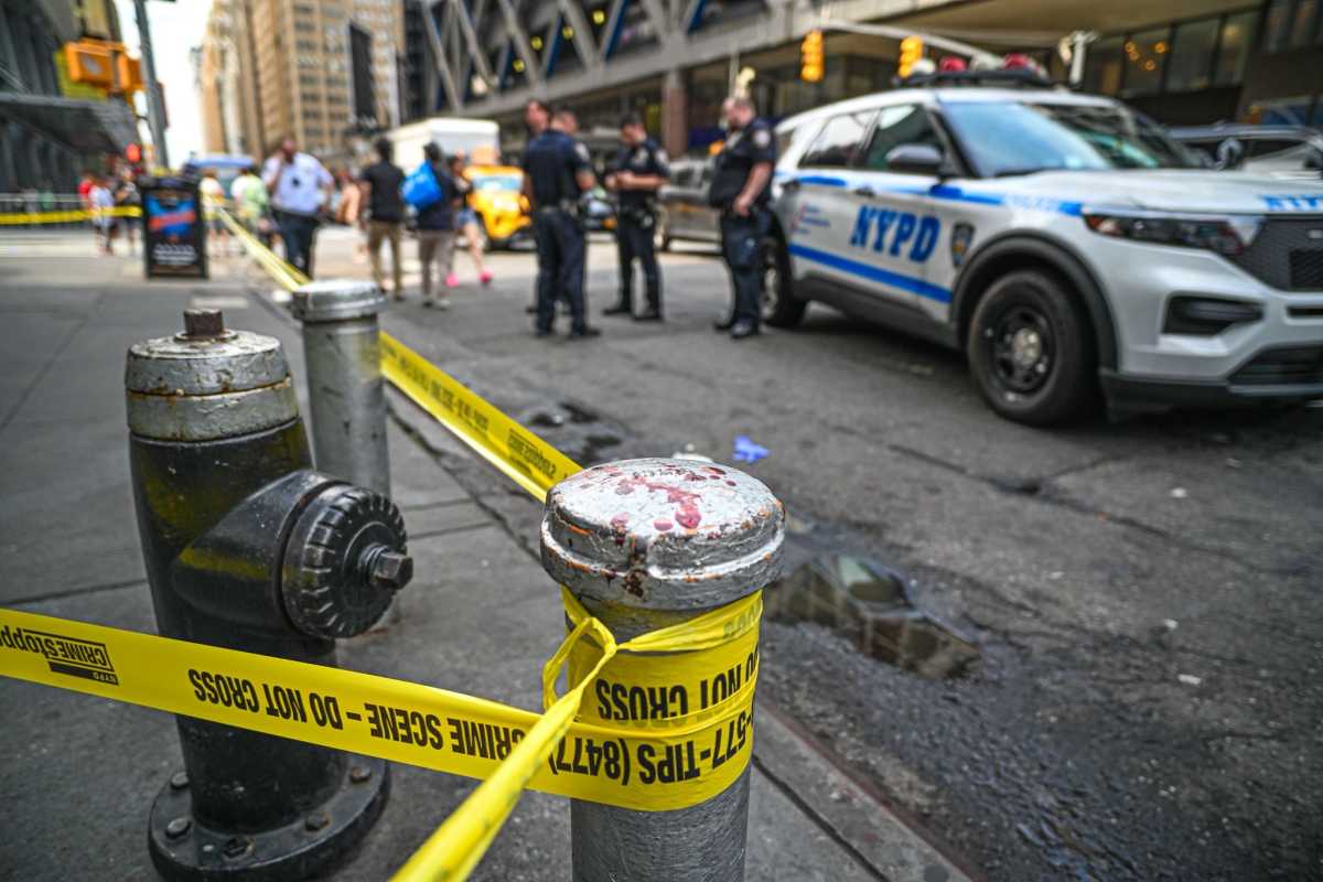 Midtown stabbing: Man knifed near Port Authority Bus Terminal in violent, bloody attack 3