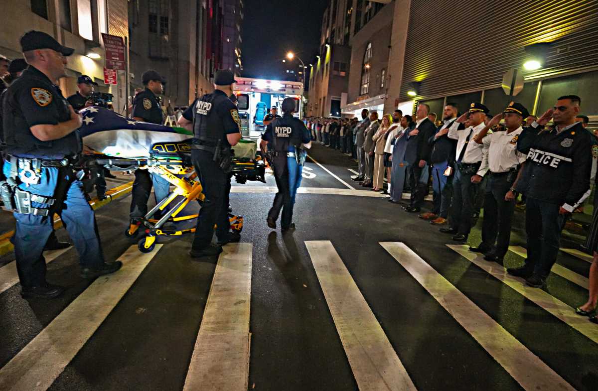 MIDTOWN MASS SHOOTING: Bronx cop hailed as hero as police probe whether gunman targeted NFL headquarters 2