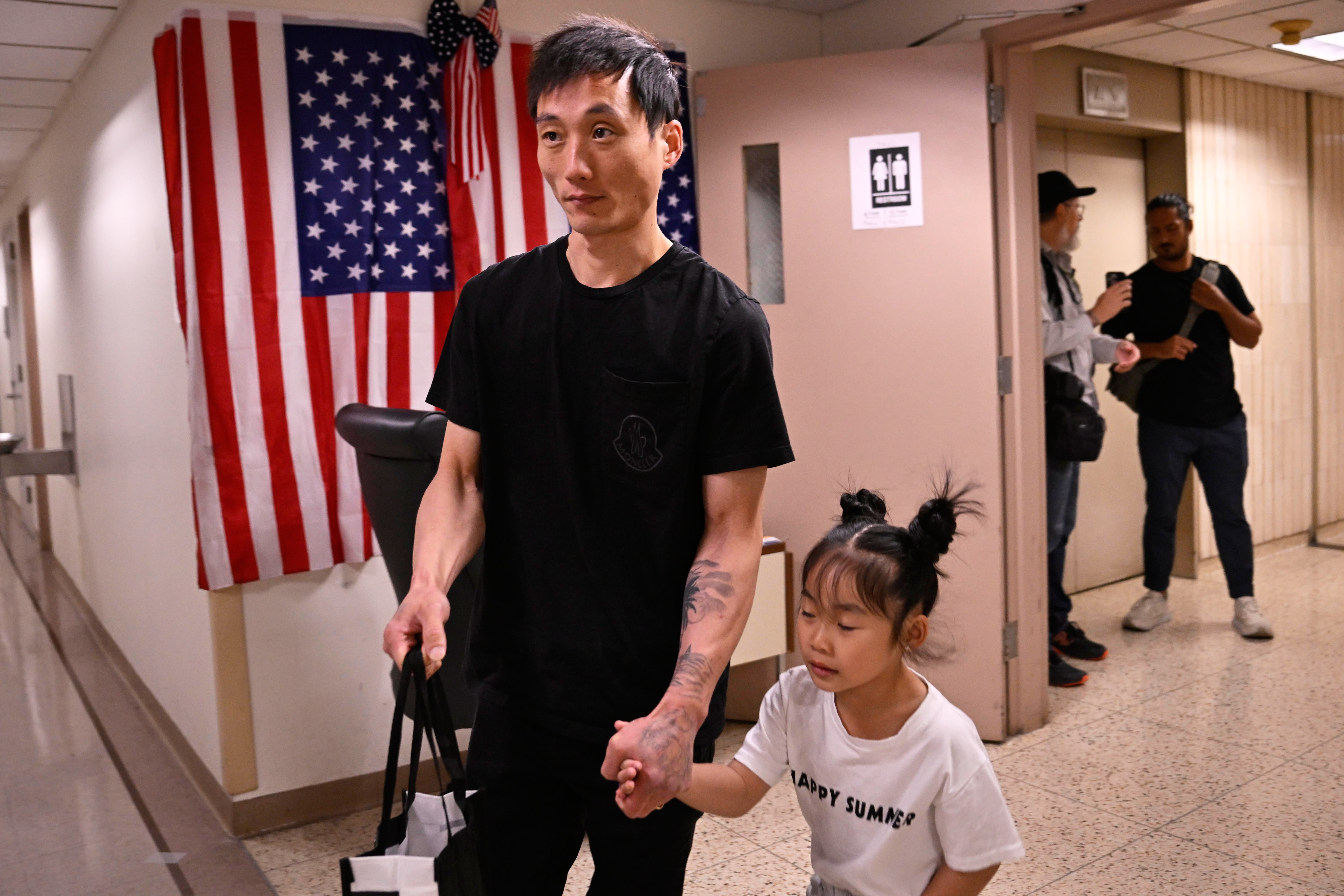 ICE in courts: Arrests go on in Lower Manhattan as leaked video shows immigrants detained in squalid conditions 11 A family avoids a potential ICE arrest.