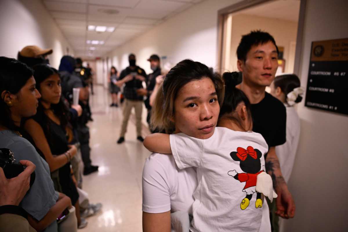 ICE in courts: Arrests go on in Lower Manhattan as leaked video shows immigrants detained in squalid conditions 4 A family avoids a potential ICE arrest.