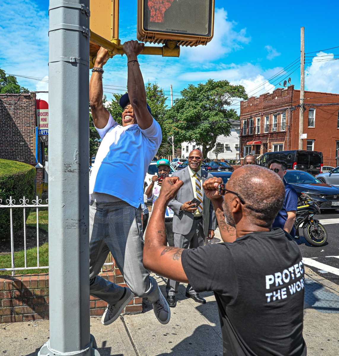 Pulling for votes? Mayor Adams does pull-ups off a Brooklyn street light in social media challenge 4