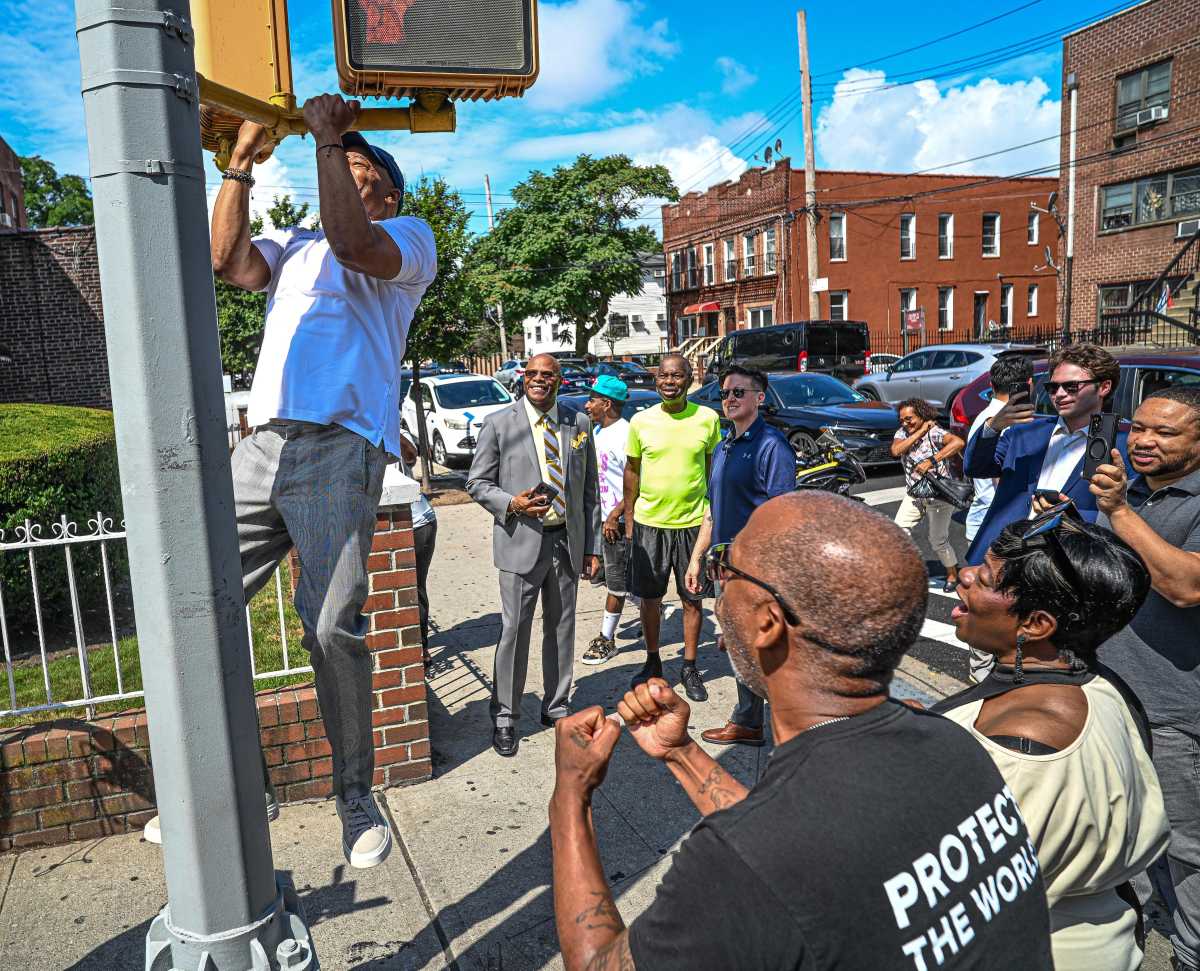 Pulling for votes? Mayor Adams does pull-ups off a Brooklyn street light in social media challenge 5