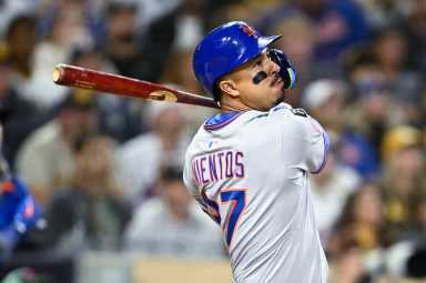 Mark Vientos Mets: Man in grey uniform, blue helmet swings baseball bat