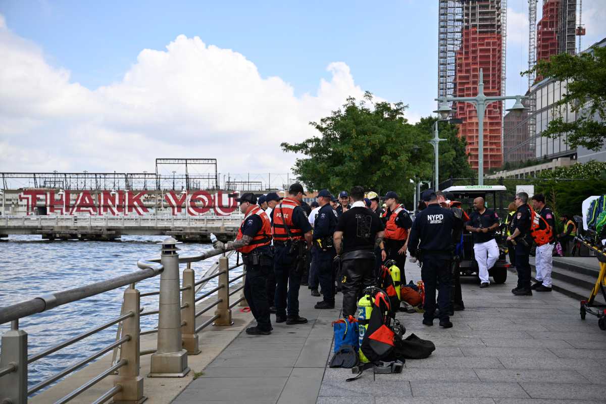 Hudson River rescue: NYPD and FDNY units pull two men from water, looking for missing woman 2 NYPD and FDNY members at scene of water rescue on Hudson River